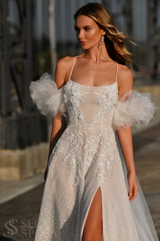 Свадебное платье Эдита #2     <li>
        <span>Силуэт:</span>
        <b>
                                                                        А-силуэт                </b>
    </li>
,     <li>
        <span>Особенности:</span>
        <b>
                                                                                                    С корсетом, Со шлейфом                </b>
    </li>
