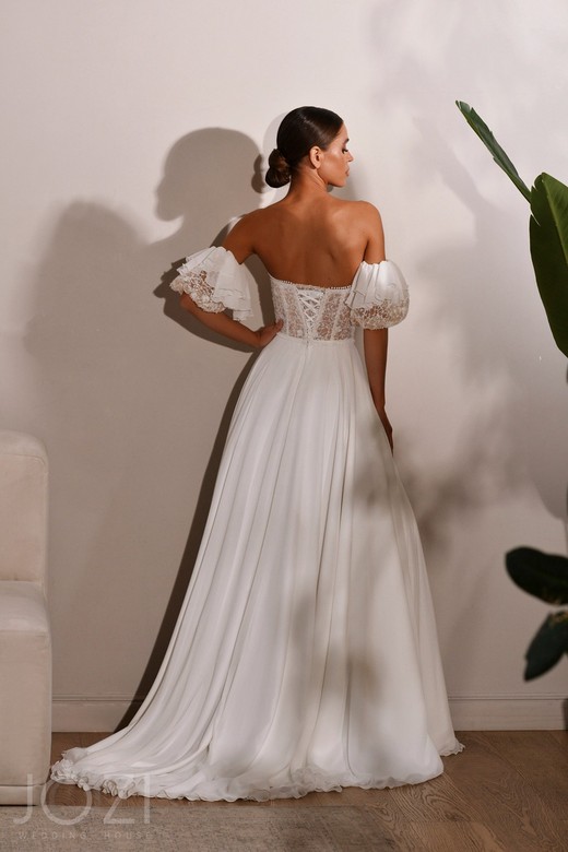Свадебное платье Альда     <li>
        <span>Силуэт:</span>
        <b>
                                                                        А-силуэт                </b>
    </li>
,     <li>
        <span>Особенности:</span>
        <b>
                                                                                                    С корсетом, Со шлейфом                </b>
    </li>
