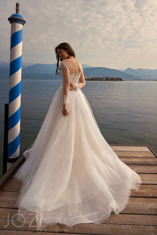Свадебное платье Астрид     <li>
        <span>Силуэт:</span>
        <b>
                                                                        А-силуэт                </b>
    </li>
,     <li>
        <span>Особенности:</span>
        <b>
                                                                                                    С корсетом, Со шлейфом                </b>
    </li>
