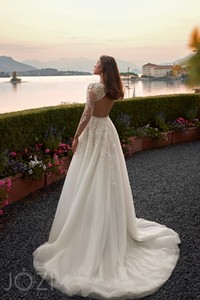 Свадебное платье Базио     <li>
        <span>Силуэт:</span>
        <b>
                                                                        А-силуэт                </b>
    </li>
,     <li>
        <span>Особенности:</span>
        <b>
                                                                                                    Без корсета, Со шлейфом                </b>
    </li>
