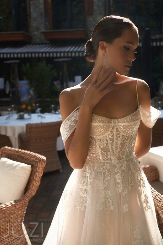 Свадебное платье Эмбер     <li>
        <span>Силуэт:</span>
        <b>
                                                                        А-силуэт                </b>
    </li>
,     <li>
        <span>Особенности:</span>
        <b>
                                                                                                    С корсетом, Со шлейфом                </b>
    </li>
