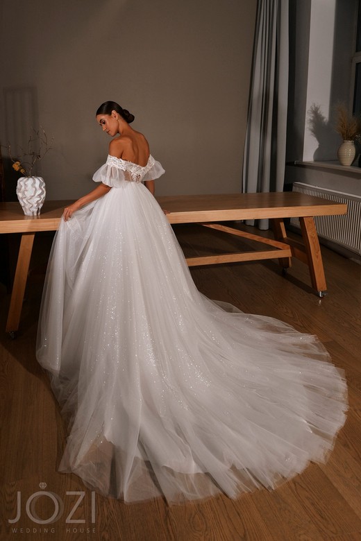 Свадебное платье Энола     <li>
        <span>Силуэт:</span>
        <b>
                                                                        Пышное                </b>
    </li>
,     <li>
        <span>Особенности:</span>
        <b>
                                                                                                    С корсетом, Со шлейфом                </b>
    </li>
