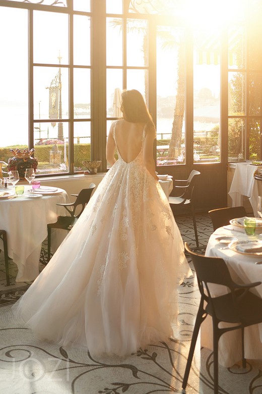 Свадебное платье Эсмира     <li>
        <span>Силуэт:</span>
        <b>
                                                                        А-силуэт                </b>
    </li>
,     <li>
        <span>Особенности:</span>
        <b>
                                                                                                    Без корсета, Со шлейфом                </b>
    </li>
