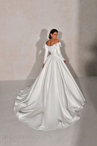 Свадебное платье Кроуфорд     <li>
        <span>Силуэт:</span>
        <b>
                                                                        Пышное                </b>
    </li>
,     <li>
        <span>Особенности:</span>
        <b>
                                                                                                    С корсетом, Со шлейфом                </b>
    </li>
