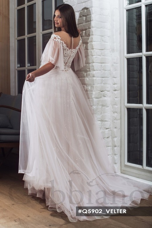 Свадебное платье Вэлтер     <li>
        <span>Силуэт:</span>
        <b>
                                                                        А-силуэт                </b>
    </li>
,     <li>
        <span>Особенности:</span>
        <b>
                                                                                                                                                            Без корсета, Закрытые, С рукавами, Со шлейфом                </b>
    </li>
