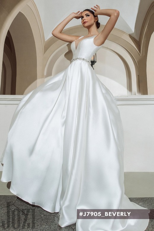 Свадебное платье Беверли     <li>
        <span>Силуэт:</span>
        <b>
                                                                                                    А-силуэт, А-силуэт                </b>
    </li>
,     <li>
        <span>Особенности:</span>
        <b>
                                                                                                                                                            Со шлейфом, Атласные, Со шлейфом, Атласные                </b>
    </li>
