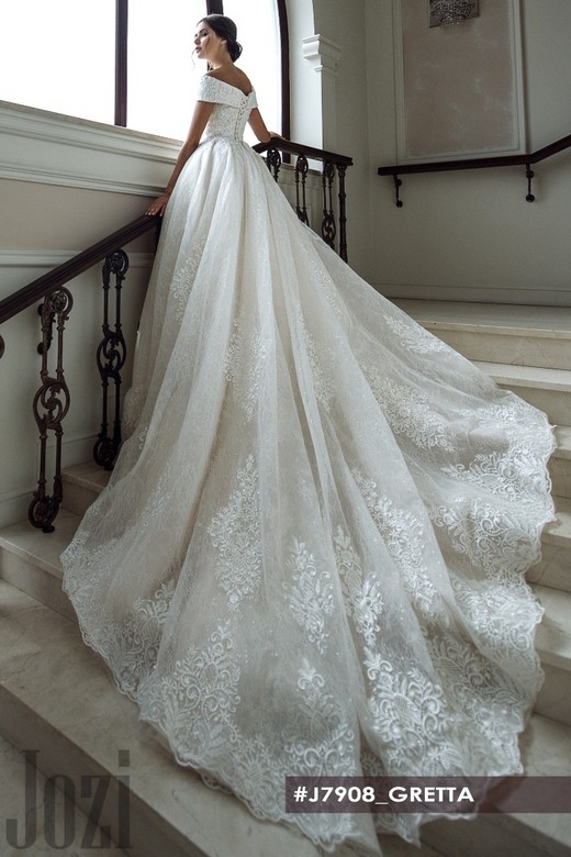 Свадебное платье Гретта     <li>
        <span>Силуэт:</span>
        <b>
                                                                        Пышное                </b>
    </li>
,     <li>
        <span>Особенности:</span>
        <b>
                                                                                                                                Закрытые, Кружевные, Со шлейфом                </b>
    </li>

