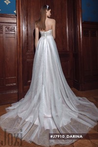 Свадебное платье Дарина     <li>
        <span>Силуэт:</span>
        <b>
                                                                        А-силуэт                </b>
    </li>
,     <li>
        <span>Особенности:</span>
        <b>
                                                                                                    Легкие, Со шлейфом                </b>
    </li>
