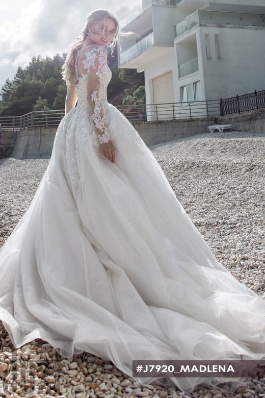 Свадебное платье Мадлена     <li>
        <span>Силуэт:</span>
        <b>
                                                                        Пышное                </b>
    </li>
,     <li>
        <span>Особенности:</span>
        <b>
                                                                                                                                Закрытые, Кружевные, Со шлейфом                </b>
    </li>
