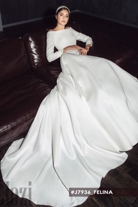 Свадебное платье Фелина     <li>
        <span>Силуэт:</span>
        <b>
                                                                        А-силуэт                </b>
    </li>
,     <li>
        <span>Особенности:</span>
        <b>
                                                                                                                                                                                        Атласные, Закрытые, Простые, С рукавами, Со шлейфом                </b>
    </li>
