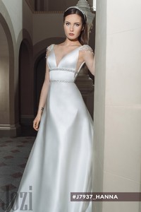 Свадебное платье Ханна     <li>
        <span>Силуэт:</span>
        <b>
                                                                        А-силуэт                </b>
    </li>
,     <li>
        <span>Особенности:</span>
        <b>
                                                                        Атласные                </b>
    </li>
