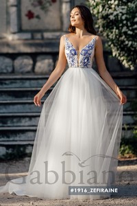 Свадебное платье Зефирайн     <li>
        <span>Силуэт:</span>
        <b>
                                                                        А-силуэт                </b>
    </li>
,     <li>
        <span>Особенности:</span>
        <b>
                                                                                                                                Кружевные, С открытой спиной, Со шлейфом                </b>
    </li>
