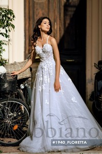 Свадебное платье Флорета     <li>
        <span>Силуэт:</span>
        <b>
                                                                        Пышное                </b>
    </li>
,     <li>
        <span>Особенности:</span>
        <b>
                                                                                                                                Кружевные, С открытой спиной, Со шлейфом                </b>
    </li>
