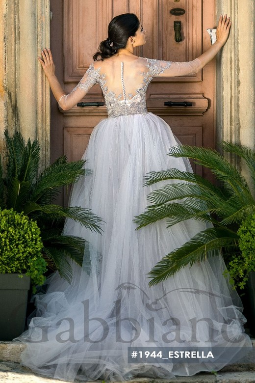 Свадебное платье Эстрэлла     <li>
        <span>Силуэт:</span>
        <b>
                                                                        Пышное                </b>
    </li>
,     <li>
        <span>Особенности:</span>
        <b>
                                                                                                                                                            Закрытые, Кружевные, С рукавами, Со шлейфом                </b>
    </li>
