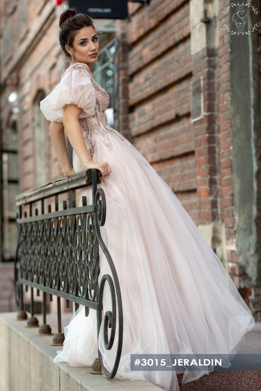Свадебное платье Джералдин     <li>
        <span>Силуэт:</span>
        <b>
                                                                                                    А-силуэт, А-силуэт                </b>
    </li>
,     <li>
        <span>Особенности:</span>
        <b>
                                                                                                                                                            С рукавами, Закрытые, С рукавами, Закрытые                </b>
    </li>
