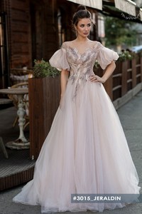 Свадебное платье Джералдин     <li>
        <span>Силуэт:</span>
        <b>
                                                                                                    А-силуэт, А-силуэт                </b>
    </li>
,     <li>
        <span>Особенности:</span>
        <b>
                                                                                                                                                            С рукавами, Закрытые, С рукавами, Закрытые                </b>
    </li>
