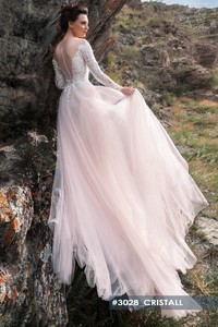 Свадебное платье Кристал     <li>
        <span>Силуэт:</span>
        <b>
                                                                        Пышное                </b>
    </li>
,     <li>
        <span>Особенности:</span>
        <b>
                                                                                                                                                            Закрытые, Кружевные, Легкие, С рукавами                </b>
    </li>
