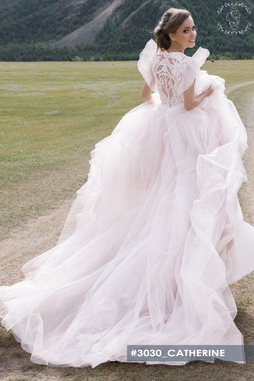 Свадебное платье Кэтрин     <li>
        <span>Силуэт:</span>
        <b>
                                                                        Пышное                </b>
    </li>
,     <li>
        <span>Особенности:</span>
        <b>
                                                                                                                                Закрытые, Кружевные, Со шлейфом                </b>
    </li>
