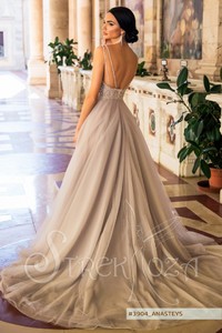 Свадебное платье Анастэйс     <li>
        <span>Силуэт:</span>
        <b>
                                                                        Пышное                </b>
    </li>
,     <li>
        <span>Особенности:</span>
        <b>
                                                                                                                                                            Кружевные, Легкие, С открытой спиной, Со шлейфом                </b>
    </li>

