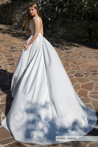 Свадебное платье Герти     <li>
        <span>Силуэт:</span>
        <b>
                                                                        А-силуэт                </b>
    </li>
,     <li>
        <span>Особенности:</span>
        <b>
                                                                                                                                Кружевные, С открытой спиной, Со шлейфом                </b>
    </li>
