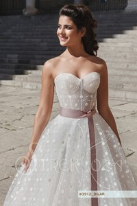 Свадебное платье Дилар     <li>
        <span>Силуэт:</span>
        <b>
                                                                                                    Пышное, Пышное                </b>
    </li>
,     <li>
        <span>Особенности:</span>
        <b>
                                                                                                    Простые, Простые                </b>
    </li>
