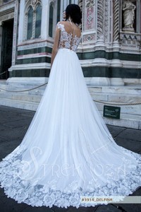 Свадебное платье Дэлфина     <li>
        <span>Силуэт:</span>
        <b>
                                                                                                    А-силуэт, А-силуэт                </b>
    </li>
,     <li>
        <span>Особенности:</span>
        <b>
                                                                                                                                                            Со шлейфом, Кружевные, Со шлейфом, Кружевные                </b>
    </li>

