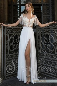 Свадебное платье Пальмира     <li>
        <span>Силуэт:</span>
        <b>
                                                                        А-силуэт                </b>
    </li>
,     <li>
        <span>Особенности:</span>
        <b>
                                                                                                                                Кружевные, Легкие, С открытой спиной                </b>
    </li>
