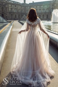 Свадебное платье Алада     <li>
        <span>Силуэт:</span>
        <b>
                                                                        А-силуэт                </b>
    </li>
,     <li>
        <span>Особенности:</span>
        <b>
                                                                                                    С корсетом, Со шлейфом                </b>
    </li>
