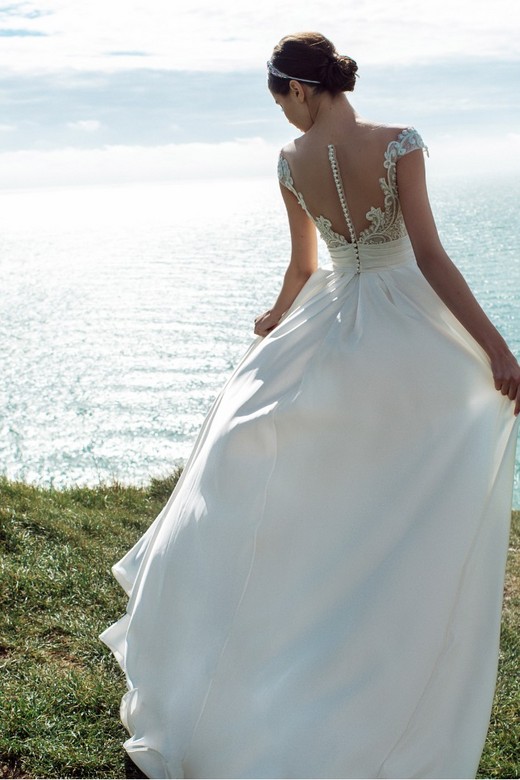 Свадебное платье Вобетер     <li>
        <span>Силуэт:</span>
        <b>
                                                                        А-силуэт                </b>
    </li>
,     <li>
        <span>Особенности:</span>
        <b>
                                                                                                    С корсетом, Со шлейфом                </b>
    </li>
