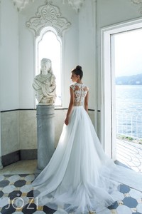 Свадебное платье Лэсли     <li>
        <span>Силуэт:</span>
        <b>
                                                                        А-силуэт                </b>
    </li>
,     <li>
        <span>Особенности:</span>
        <b>
                                                                                                                                                            Греческие, С корсетом, Со шлейфом, Фатиновые                </b>
    </li>
